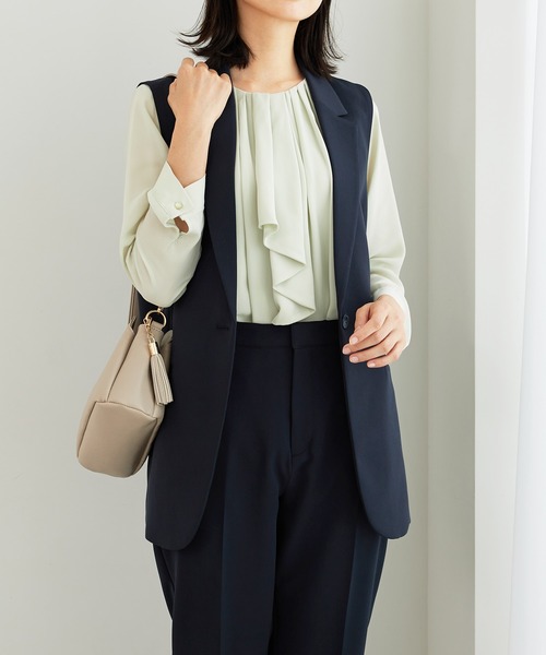 BELLUNA PLUS(ベルーナ)の「<C/S>テーラードジレ(ベスト・レディース・グレイッシュベージュ/ネイビー・X-LARGE/LARGE/MEDIUM)」の1枚目の写真