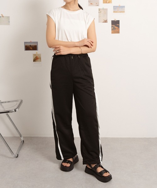 Asterellivi（アステレリビ）の「サイドラインセミワイドパンツ（その他パンツ・レディース・ブラック・M/L/XL）」の3枚目の写真