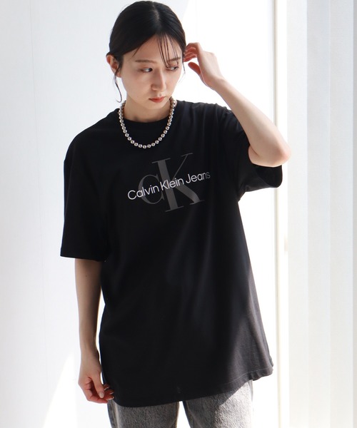 カルバン・クライン   V-Neck Tシャツ レディース シャツ トップス Black Cotton Tシャツ - アーカイブロゴクルーネックTシャツ | カルバン