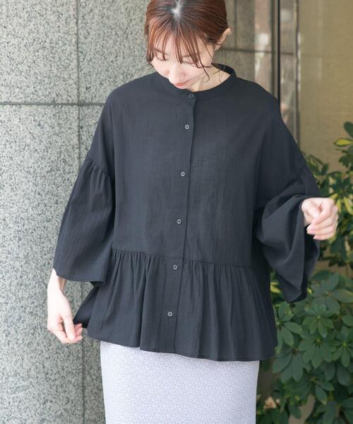 ITEMS URBANRESEARCH（アイテムズ アーバンリサーチ）の「バンドカラーティアードシャツ（シャツ/ブラウス・レディース・ブラック/ベージュ/ブルー・FREE）」の2枚目の写真