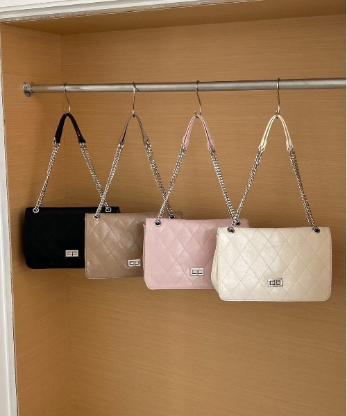 FINEnough(ファインナフ)の「チェーンショルダーエナメルキルティングショルダーバッグ(ショルダーバッグ・レディース・ベージュ/ホワイト/ピンク/ブラック・FREE)」の5枚目の写真