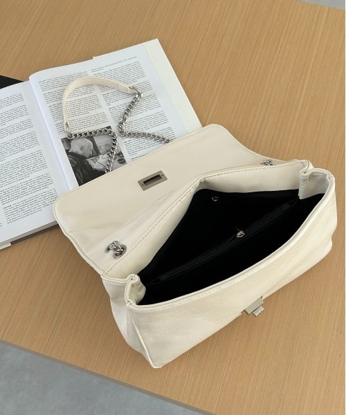 FINEnough(ファインナフ)の「チェーンショルダーエナメルキルティングショルダーバッグ(ショルダーバッグ・レディース・ベージュ/ホワイト/ピンク/ブラック・FREE)」の7枚目の写真