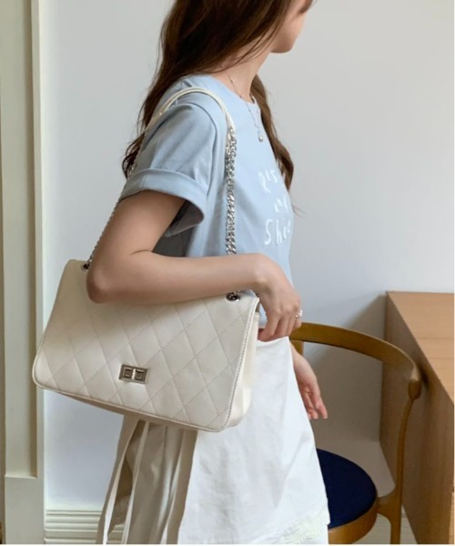 FINEnough(ファインナフ)の「チェーンショルダーエナメルキルティングショルダーバッグ(ショルダーバッグ・レディース・ベージュ/ホワイト/ピンク/ブラック・FREE)」の9枚目の写真