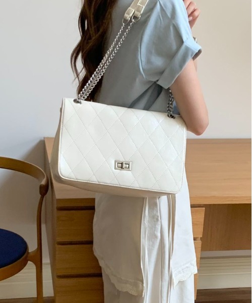 FINEnough(ファインナフ)の「チェーンショルダーエナメルキルティングショルダーバッグ(ショルダーバッグ・レディース・ベージュ/ホワイト/ピンク/ブラック・FREE)」の11枚目の写真