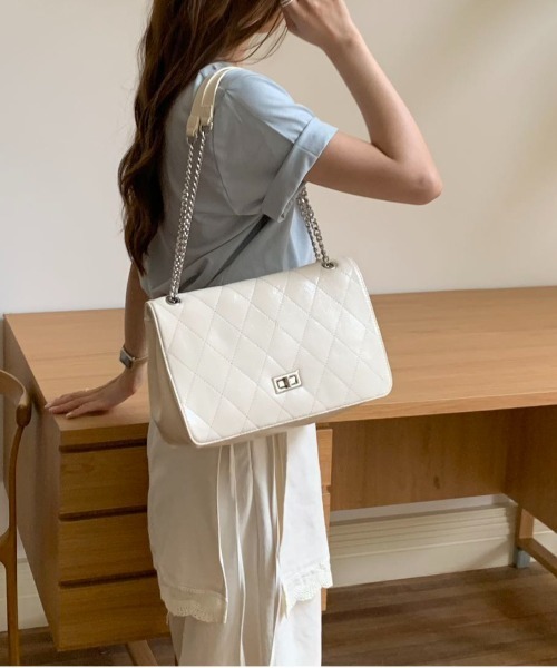 FINEnough(ファインナフ)の「チェーンショルダーエナメルキルティングショルダーバッグ(ショルダーバッグ・レディース・ベージュ/ホワイト/ピンク/ブラック・FREE)」の12枚目の写真