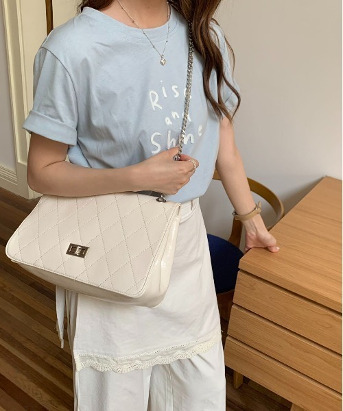 FINEnough(ファインナフ)の「チェーンショルダーエナメルキルティングショルダーバッグ(ショルダーバッグ・レディース・ベージュ/ホワイト/ピンク/ブラック・FREE)」の13枚目の写真