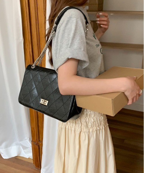 FINEnough(ファインナフ)の「チェーンショルダーエナメルキルティングショルダーバッグ(ショルダーバッグ・レディース・ベージュ/ホワイト/ピンク/ブラック・FREE)」の16枚目の写真