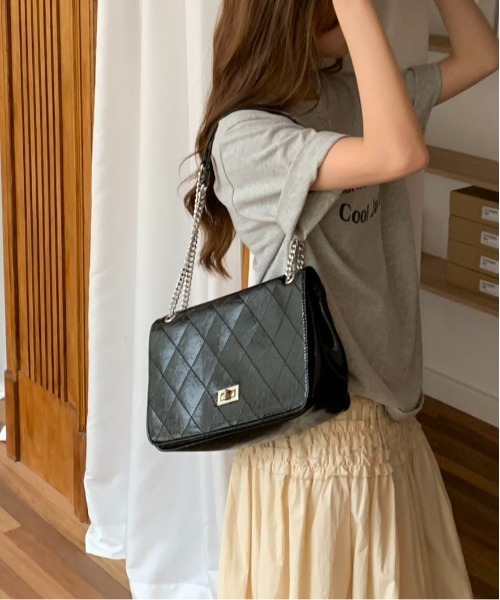 FINEnough(ファインナフ)の「チェーンショルダーエナメルキルティングショルダーバッグ(ショルダーバッグ・レディース・ベージュ/ホワイト/ピンク/ブラック・FREE)」の20枚目の写真
