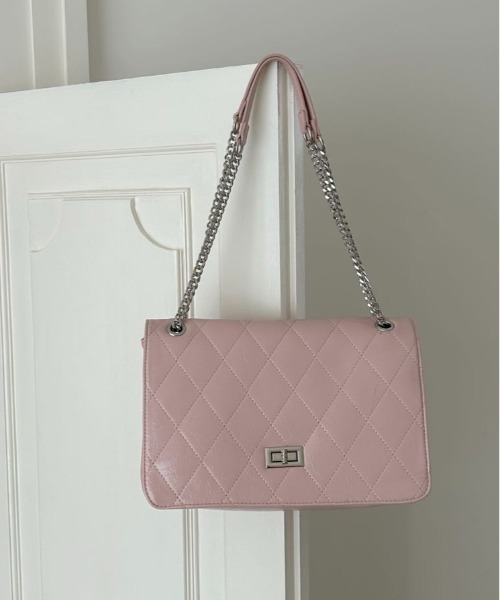 FINEnough(ファインナフ)の「チェーンショルダーエナメルキルティングショルダーバッグ(ショルダーバッグ・レディース・ベージュ/ホワイト/ピンク/ブラック・FREE)」の22枚目の写真