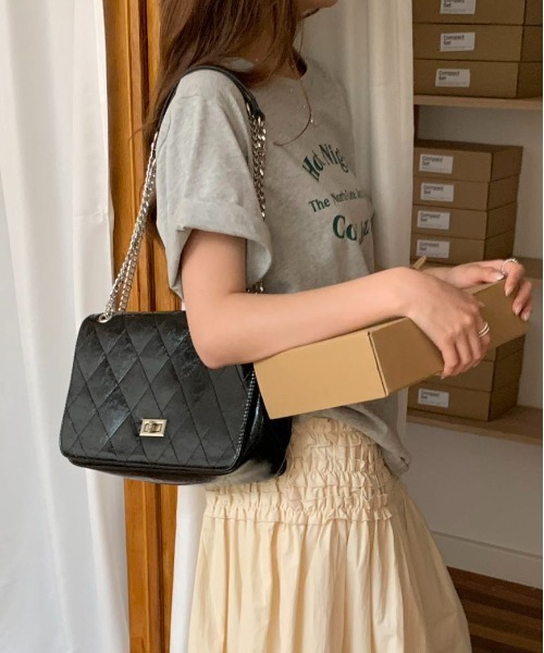 FINEnough(ファインナフ)の「チェーンショルダーエナメルキルティングショルダーバッグ(ショルダーバッグ・レディース・ベージュ/ホワイト/ピンク/ブラック・FREE)」の17枚目の写真