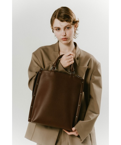 Knuth Marf（クヌースマーフ）の「side studs leather bag（ショルダーバッグ・レディース・ブラック/ダークブラウン・ONE SIZE）」の2枚目の写真