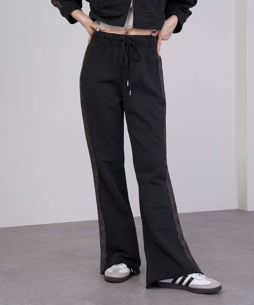 RAY CASSIN（レイカズン）の「【セットアップ対応】ピグメントレースフレアスウェットパンツ（スウェットパンツ・レディース・ブラック/グレー/ピンク・FREE）」の2枚目の写真