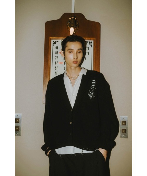 Knuth Marf（クヌースマーフ）の「shirt docking damage cardigan(unisex)（カーディガン/ボレロ・レディース・チャコール/ブラック・MEDIUM/SMALL）」の2枚目の写真