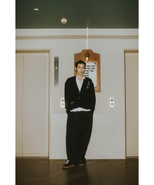 Knuth Marf（クヌースマーフ）の「shirt docking damage cardigan(unisex)（カーディガン/ボレロ・レディース・チャコール/ブラック・MEDIUM/SMALL）」の5枚目の写真