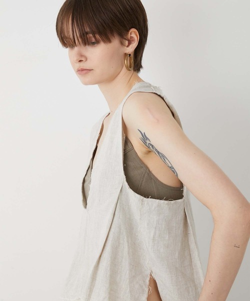 LA PEAU DE GEM（ラポドゥジェム）の「【LA PEAU DE GEM】natural v neck blouse/ナチュラルVネックブラウス（シャツ/ブラウス・レディース・ブラック/ベージュ・FREE）」の13枚目の写真