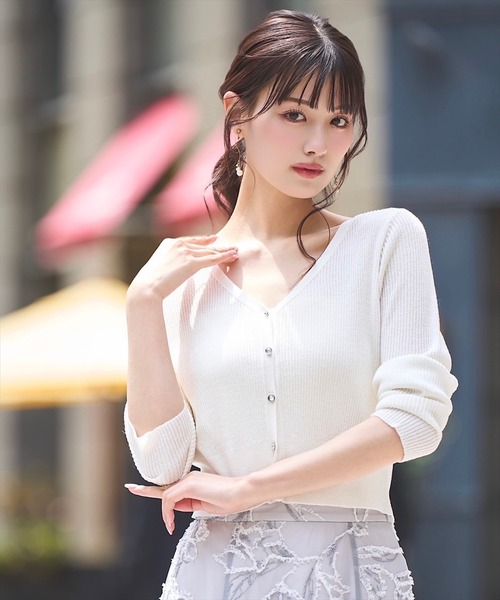 SWINGLE（スウィングル）の「Vネックエレガンスラメリブニットカーディガン（カーディガン/ボレロ・レディース・オフホワイト/ライトグレー/ピンク/ネイビー・FREE）」の2枚目の写真