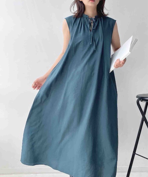 AS KNOW AS plus（アズノゥアズプラス）の「●ひんやり冷感素材 リボン結び ギャザーカフタンノースリーブワンピース（ワンピース・レディース・チャコールグレー/ホワイト系その他/ブラック/ダークグリーン系/ブルー系その他/ブラック系・FREE）」の5枚目の写真
