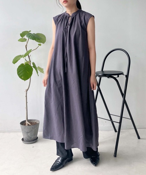 AS KNOW AS plus（アズノゥアズプラス）の「●ひんやり冷感素材 リボン結び ギャザーカフタンノースリーブワンピース（ワンピース・レディース・チャコールグレー/ホワイト系その他/ブラック/ダークグリーン系/ブルー系その他/ブラック系・FREE）」の2枚目の写真