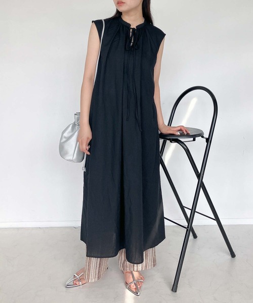 AS KNOW AS plus（アズノゥアズプラス）の「●ひんやり冷感素材 リボン結び ギャザーカフタンノースリーブワンピース（ワンピース・レディース・チャコールグレー/ホワイト系その他/ブラック/ダークグリーン系/ブルー系その他/ブラック系・FREE）」の4枚目の写真
