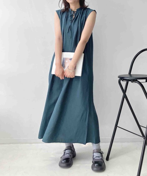 AS KNOW AS plus（アズノゥアズプラス）の「●ひんやり冷感素材 リボン結び ギャザーカフタンノースリーブワンピース（ワンピース・レディース・チャコールグレー/ホワイト系その他/ブラック/ダークグリーン系/ブルー系その他/ブラック系・FREE）」の14枚目の写真
