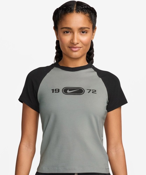 NIKE(ナイキ)の「NIKE AS W NSW NK CHLL KNT TEE RGLN / ナイキ ウィメンズ チル ニット ウィメンズ スリム グラフィック Tシャツ【SP】(Tシャツ/カットソー・レディース・グレー/アイボリー・L/M/S/XS)」の2枚目の写真