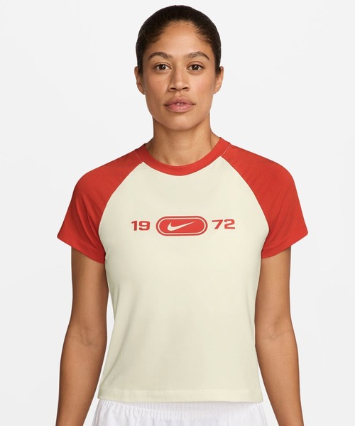 NIKE(ナイキ)の「NIKE AS W NSW NK CHLL KNT TEE RGLN / ナイキ ウィメンズ チル ニット ウィメンズ スリム グラフィック Tシャツ【SP】(Tシャツ/カットソー・レディース・グレー/アイボリー・L/M/S/XS)」の1枚目の写真