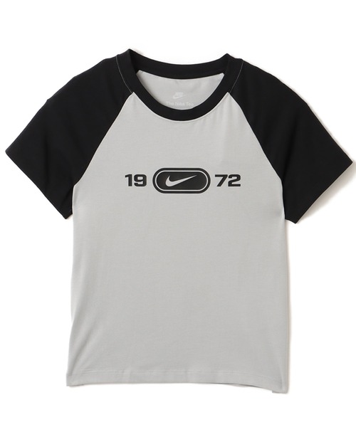 NIKE(ナイキ)の「NIKE AS W NSW NK CHLL KNT TEE RGLN / ナイキ ウィメンズ チル ニット ウィメンズ スリム グラフィック Tシャツ【SP】(Tシャツ/カットソー・レディース・グレー/アイボリー・L/M/S/XS)」の3枚目の写真