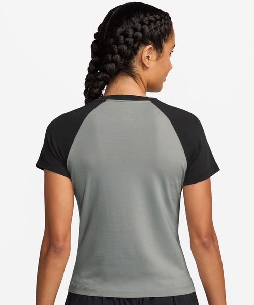 NIKE(ナイキ)の「NIKE AS W NSW NK CHLL KNT TEE RGLN / ナイキ ウィメンズ チル ニット ウィメンズ スリム グラフィック Tシャツ【SP】(Tシャツ/カットソー・レディース・グレー/アイボリー・L/M/S/XS)」の9枚目の写真