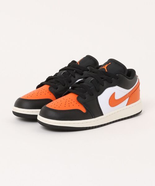 JORDAN BRAND(ジョーダンブランド)の「AIR JORDAN 1 LOW GS 553560-081(スニーカー・キッズ・ブラック・23.0cm/23.5cm/24.0cm/24.5cm/25.0cm)」の2枚目の写真