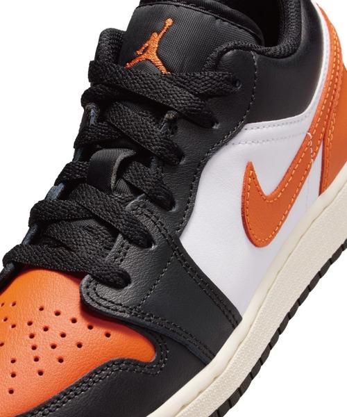 JORDAN BRAND(ジョーダンブランド)の「AIR JORDAN 1 LOW GS 553560-081(スニーカー・キッズ・ブラック・23.0cm/23.5cm/24.0cm/24.5cm/25.0cm)」の4枚目の写真