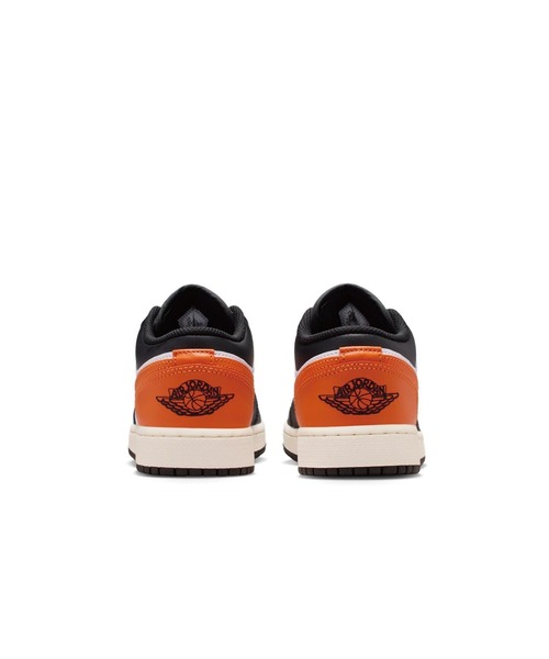 JORDAN BRAND(ジョーダンブランド)の「AIR JORDAN 1 LOW GS 553560-081(スニーカー・キッズ・ブラック・23.0cm/23.5cm/24.0cm/24.5cm/25.0cm)」の5枚目の写真