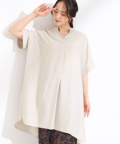 SHOO・LA・RUE(シューラルー)の「【S-LL/ひんやり】涼しく楽に体型カバー ゆったりスキッパー半袖チュニック(チュニック・レディース・グリーン系/チャコールグレー/ナチュラル/ブラック・01/02/03/04)」の1枚目の写真