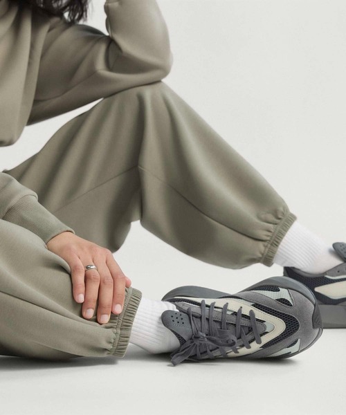 adidas(アディダス)の「ソフト ラックス ルーズ パンツ / アディダス adidas(スウェットパンツ・レディース・ブラック/カーキ/ホワイト/グリーン/パープル・SMALL/MEDIUM/LARGE/X-LARGE/XX-LARGE/X-SMALL)」の11枚目の写真