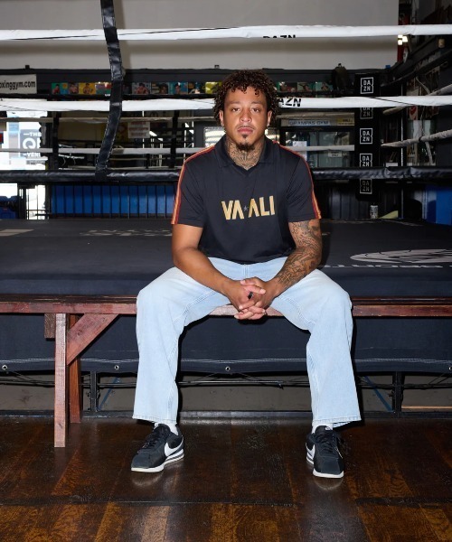 RVCA(ルーカ)の「RVCA メンズ VA X ALI RUMBLE POLO SS ポロシャツ 【2025年秋冬モデル】/ルーカモハメド・アリコラボポロシャツ(ポロシャツ・メンズ・ブラック・SMALL/MEDIUM/LARGE/X-LARGE)」の2枚目の写真