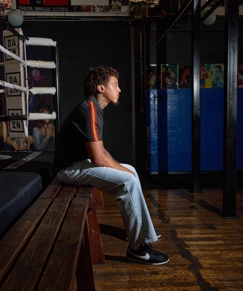 RVCA(ルーカ)の「RVCA メンズ VA X ALI RUMBLE POLO SS ポロシャツ 【2025年秋冬モデル】/ルーカモハメド・アリコラボポロシャツ(ポロシャツ・メンズ・ブラック・SMALL/MEDIUM/LARGE/X-LARGE)」の3枚目の写真