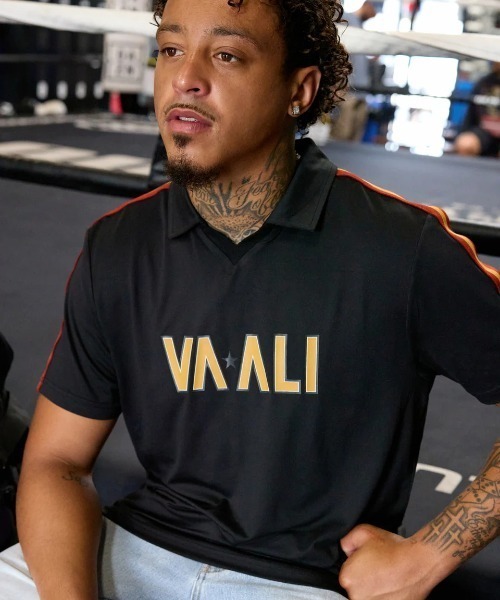 RVCA(ルーカ)の「RVCA メンズ VA X ALI RUMBLE POLO SS ポロシャツ 【2025年秋冬モデル】/ルーカモハメド・アリコラボポロシャツ(ポロシャツ・メンズ・ブラック・SMALL/MEDIUM/LARGE/X-LARGE)」の18枚目の写真