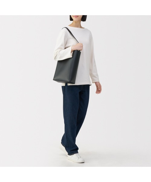 無印良品(ムジルシリョウヒン)の「ヌメ革 ワンショルダーバッグ(ショルダーバッグ・レディース・ブラウン系/ブラック・FREE)」の6枚目の写真