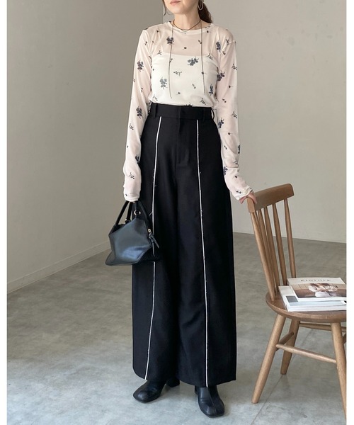 She's Closet(シーズクローゼット)の「クルーネック長袖フラワープリント花柄シアートップス(Tシャツ/カットソー・レディース・チャコールグレー/ブラック/アイボリー・FREE)」の5枚目の写真