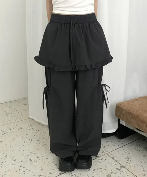 HALEY PESCA(ヘーリーペスカ)の「HALEY PESCA/レイヤード風 カジュアルガーリーナイロンパンツ(カーゴパンツ・レディース・ピンク/ブラック/グレー・FREE)」の2枚目の写真