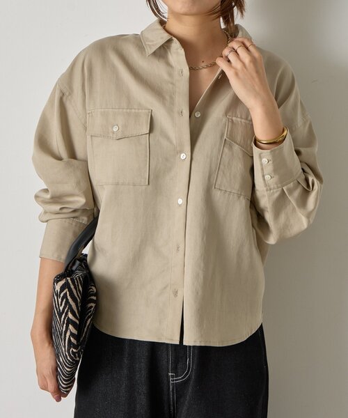 Jena espace merveilleux(ジェナ エスパスメルヴェイユ)の「【春まで着れる】袖タックダブルポケットシャツ(シャツ/ブラウス・レディース・チャコールグレー/ベージュ/ライトグレー・FREE)」の1枚目の写真