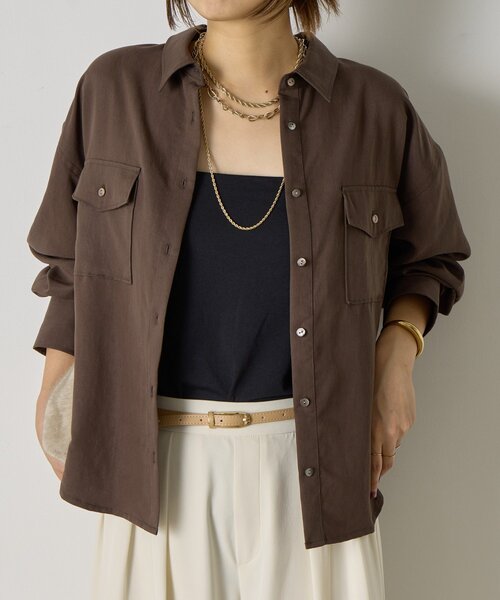 Jena espace merveilleux(ジェナ エスパスメルヴェイユ)の「【春まで着れる】袖タックダブルポケットシャツ(シャツ/ブラウス・レディース・チャコールグレー/ベージュ/ライトグレー・FREE)」の2枚目の写真