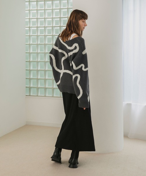 forksy.(フォルクシー)の「【forksy.】とろけるニュアンスラインオーバーサイズVネックニット(ニット/セーター・レディース・チャコール/オフホワイト/杢グレー/ダークネイビー/ブラウン・FREE)」の16枚目の写真