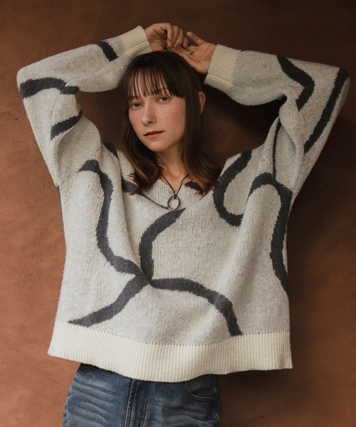 forksy.(フォルクシー)の「【forksy.】とろけるニュアンスラインオーバーサイズVネックニット(ニット/セーター・レディース・チャコール/オフホワイト/杢グレー/ダークネイビー/ブラウン・FREE)」の21枚目の写真