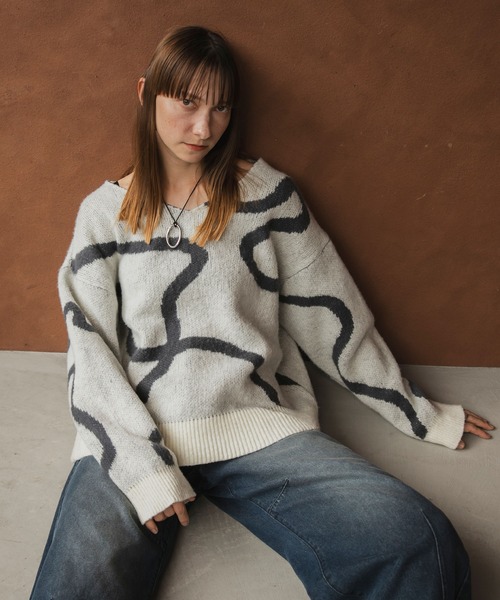forksy.(フォルクシー)の「【forksy.】とろけるニュアンスラインオーバーサイズVネックニット(ニット/セーター・レディース・チャコール/オフホワイト/杢グレー/ダークネイビー/ブラウン・FREE)」の22枚目の写真