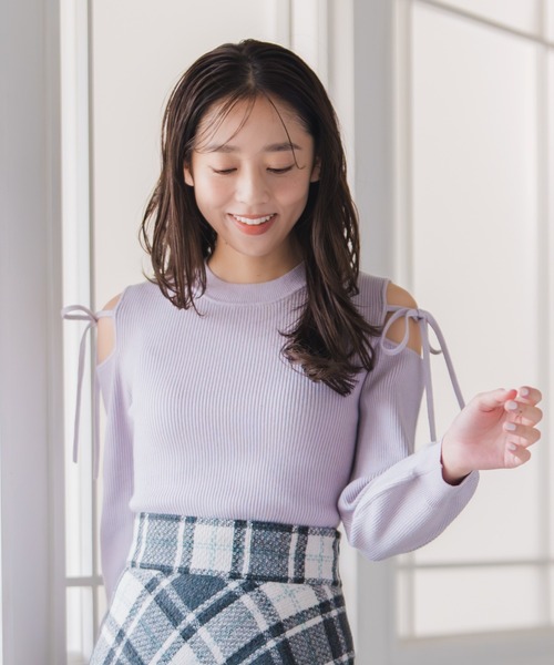 MISCH MASCH(ミッシュマッシュ)の「肩開きリボンニット(ニット/セーター・レディース・ブラック/ホワイト/ラベンダー・フリ-)」の6枚目の写真