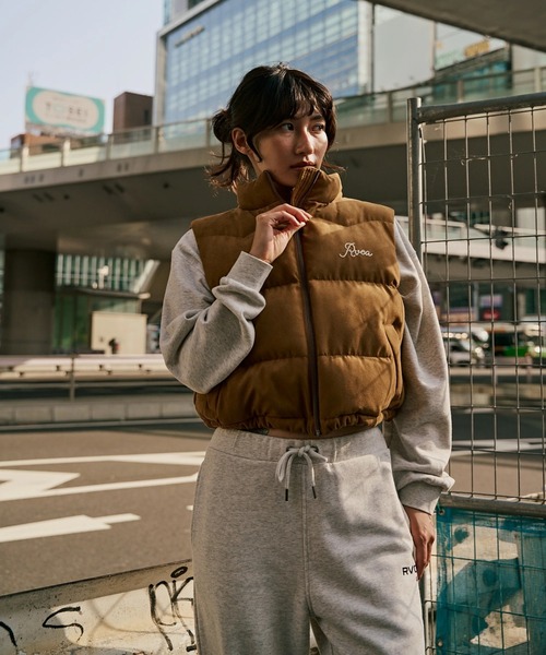 RVCA(ルーカ)の「RVCA レディース DEVON SUEDET PUFFER VEST ベスト 【2025年秋冬モデル】 @autumn/ルーカエコスエード中綿ベスト(ベスト・レディース・ブラック/ブラウン系その他・MEDIUM/SMALL/LARGE)」の2枚目の写真