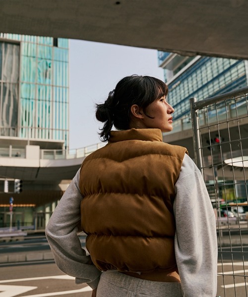 RVCA(ルーカ)の「RVCA レディース DEVON SUEDET PUFFER VEST ベスト 【2025年秋冬モデル】 @autumn/ルーカエコスエード中綿ベスト(ベスト・レディース・ブラック/ブラウン系その他・MEDIUM/SMALL/LARGE)」の4枚目の写真