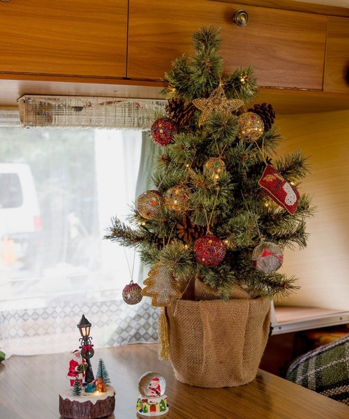 アンファン　クリスマスツリー 飾りつけも楽しい、オーナメントがセットになったクリスマスツリー