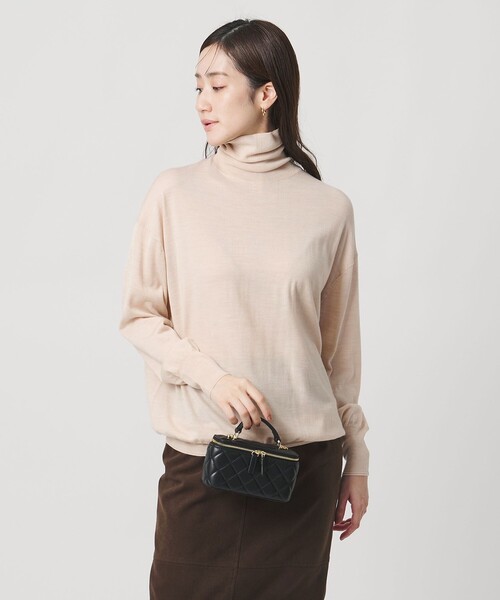 UNITED ARROWS（ユナイテッドアローズ）の「18G ウール タートルネック ニット ‐ウォッシャブル‐（ニット/セーター・レディース・オフホワイト/ブラック/ダークブラウン/ベージュ/ネイビー・FREE）」の4枚目の写真