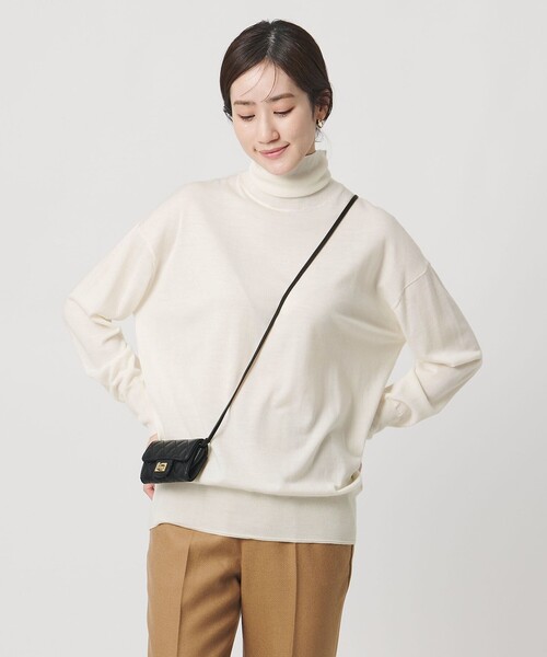 UNITED ARROWS（ユナイテッドアローズ）の「18G ウール タートルネック ニット ‐ウォッシャブル‐（ニット/セーター・レディース・オフホワイト/ブラック/ダークブラウン/ベージュ/ネイビー・FREE）」の9枚目の写真